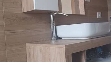 Douche, sĂšche-cheveux, bidet, serviettes fournies