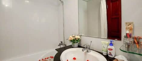 Habitación superior con 1 cama matrimonial o 2 individuales | Baño | Pantuflas