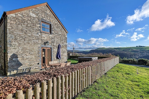 Cottage on Cardigan Bay With Hot Tub