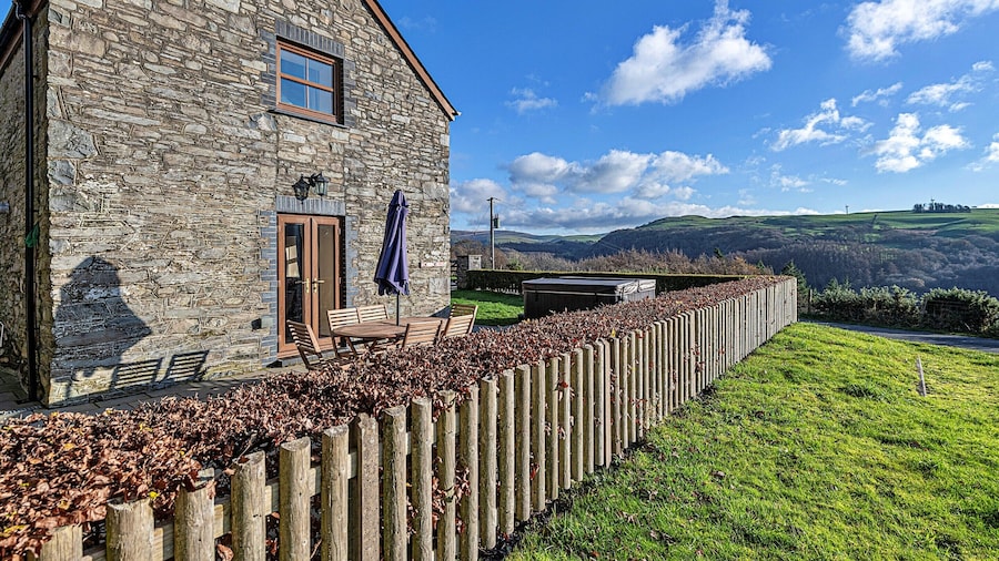 Cottage on Cardigan Bay With Hot Tub