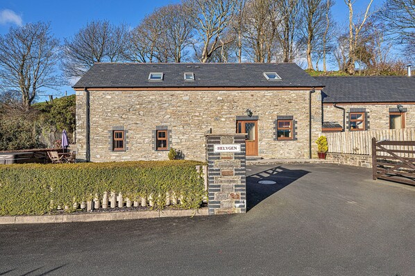 A stone building with a sign reading "HELYGEN". - Cottage on Cardigan Bay With Hot Tub (Talybont)