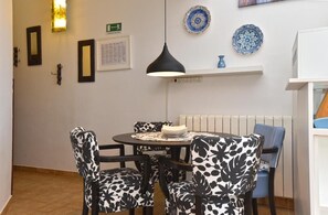 Leilighet, 1 soverom, terrasse | Spisestue
