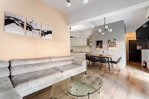 Living area - Luxury Serenity-Cozy Stay by the Sea and Marina (Pireas)