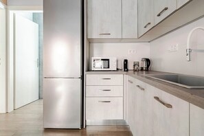 Private kitchen - Luxury Serenity-Cozy Stay by the Sea and Marina (Pireas)