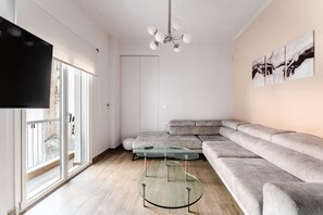 Living area - Luxury Serenity-Cozy Stay by the Sea and Marina (Pireas)