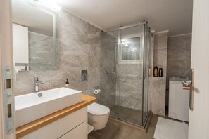 Shower, hair dryer, towels, soap - Luxury Serenity-Cozy Stay by the Sea and Marina (Pireas)