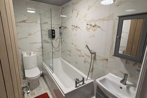 Towels, soap, toilet paper - 1 Bedroom flat in Northenden Nr Airport & Didsbury (Manchester)