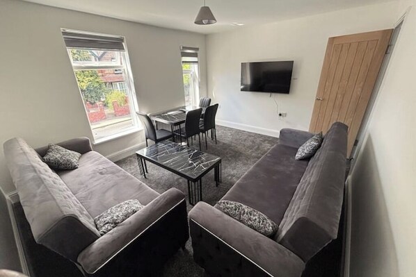 Smart TV - 1 Bedroom flat in Northenden Nr Airport & Didsbury (Manchester)