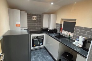 Microwave, oven, stovetop - 1 Bedroom flat in Northenden Nr Airport & Didsbury (Manchester)