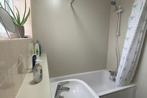 Haartrockner, Handtücher, Seife, Toilettenpapier