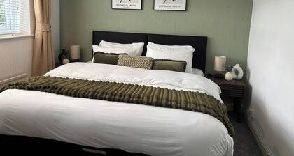 Spacious & Comfortable 2 bedroom flat | Near Airport & City | Garden