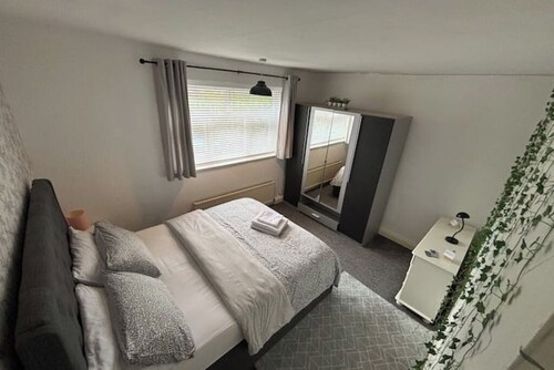 Spacious & Comfortable flat | Near Airport & City