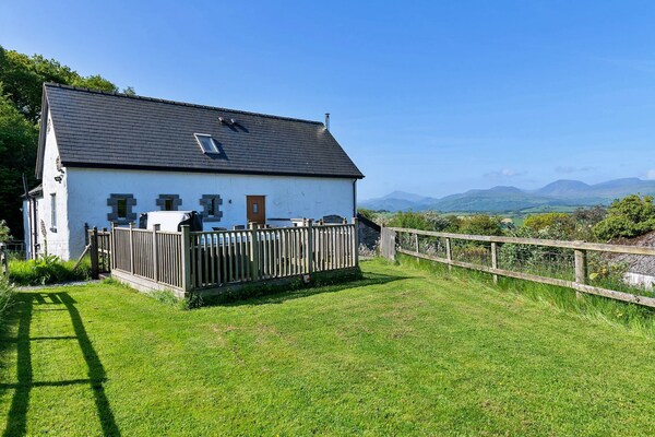 Cottage In Conwy With Hot Tub & Mountain Views - North Wales