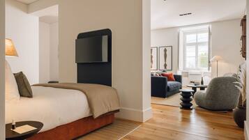 Iron/ironing board, travel cot, free WiFi, bed sheets