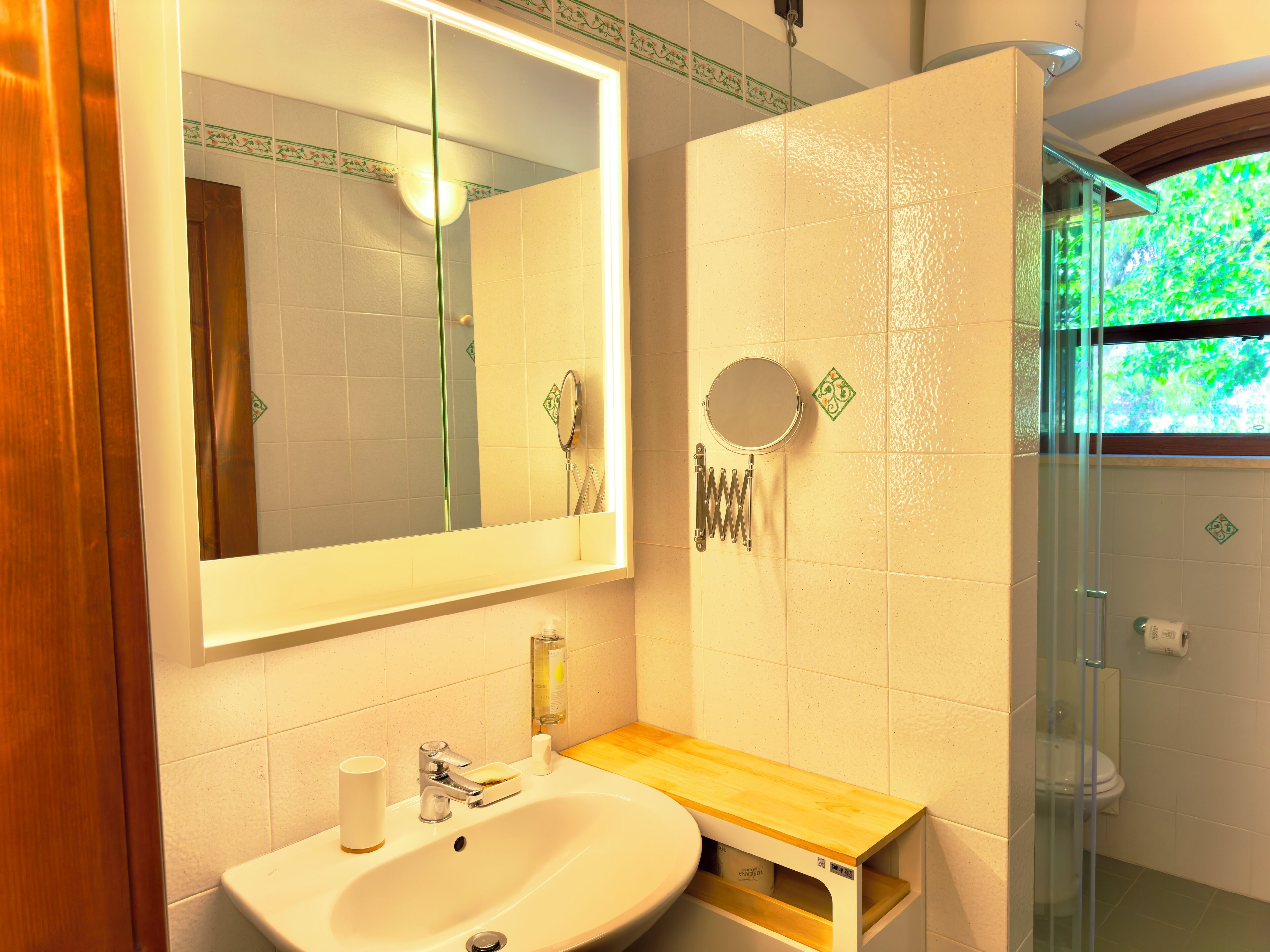 Douche, articles de toilette écologiques, sèche-cheveux, bidet