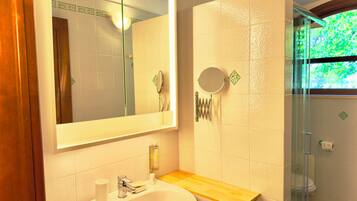 Dusche, umweltfreundliche Kosmetikartikel, Haartrockner, Bidet