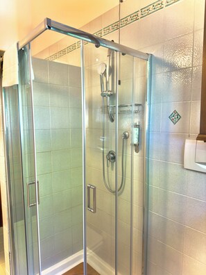 Douche, articles de toilette écologiques, séchoir à cheveux, bidet