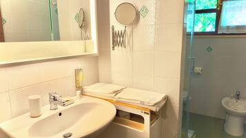 Bruser, miljøvenlige toiletartikler, hårtørrer, bidet