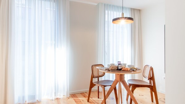 Dining - Luxurious Studio Retreat in Porto by LovelyStay (Porto)