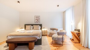 Iron/ironing board, free WiFi, bed sheets - Luxurious Studio Retreat in Porto by LovelyStay (Porto)