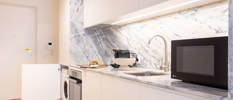 Een koelkast, een microgolfoven, een oven, een kookplaat