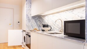 Frigorifero, microonde, forno, piano cottura