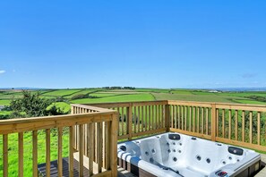 House | Outdoor spa tub