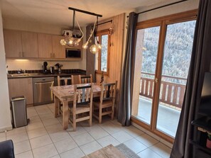 Mikrowelle, Geschirrspüler, Wasserkocher mit Kaffee-/Teezubehör, Toaster