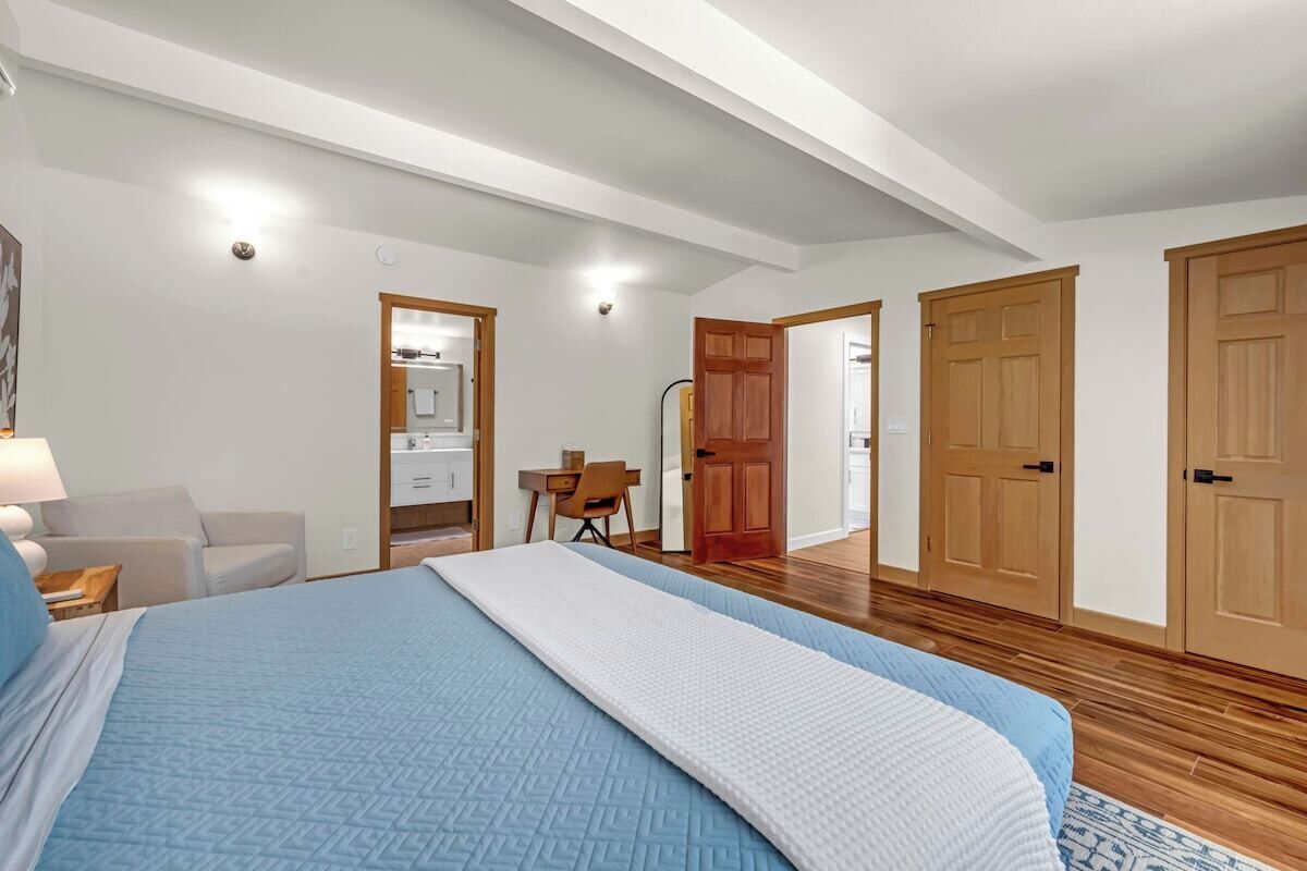 2 habitaciones, escritorio y tabla de planchar con plancha 