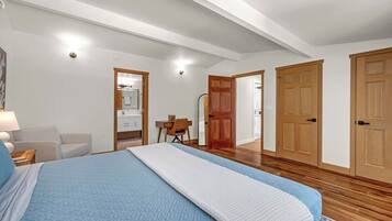 2 habitaciones, escritorio y tabla de planchar con plancha