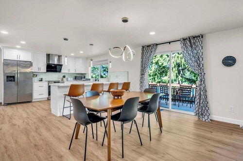 Lakefront Retreat for 6 with Stunning Views, Sauna