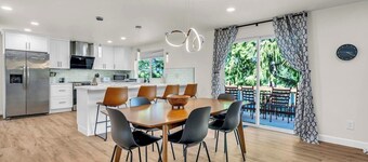 Lakefront Retreat for 6 with Stunning Views, Sauna