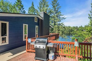 Terrace/patio - Lakefront Retreat for 6 with Stunning Views, Sauna (Snohomish)
