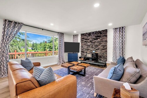 Lakefront Retreat for 6 with Stunning Views, Sauna