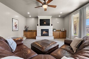 Televisión, chimenea y libros