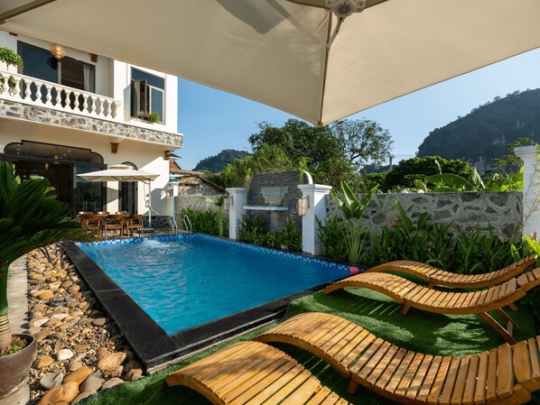 Piscine extérieure, parasols