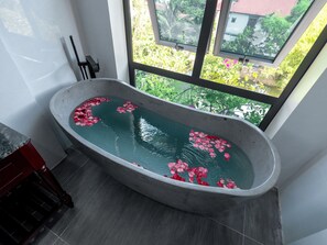 Familie vierpersoonskamer, balkon, uitzicht op bergen | Badkamer | Designer toiletartikelen, een haardroger, pantoffels, een bidet