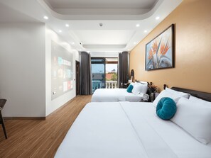 Familie vierpersoonskamer, balkon, uitzicht op bergen | Een kluis op de kamer, een bureau, verduisterende gordijnen