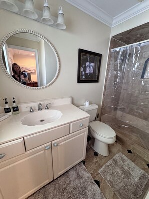 Dusche, Handtücher, Toilettenpapier