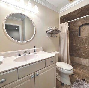 Dusche, Handtücher, Toilettenpapier