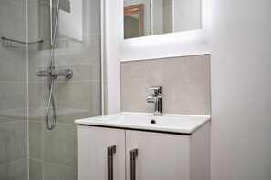 House | Bathroom - Cottage in Alstonefield Near Peak District Trails (Ashbourne)