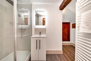 Bathroom - Cottage in Alstonefield Near Peak District Trails (Ashbourne)