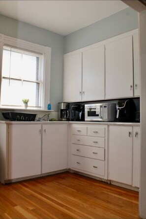 Kjøleskap, mikrobølgeovn, ovn og kokeplater