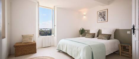 3 chambres, fer et planche à repasser, Wi-Fi, draps fournis