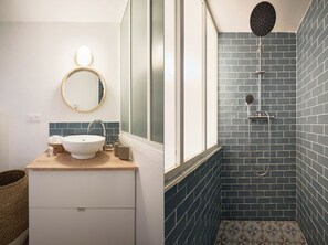 تجهيزات دش، مجففات شعر، مناشف، صابون