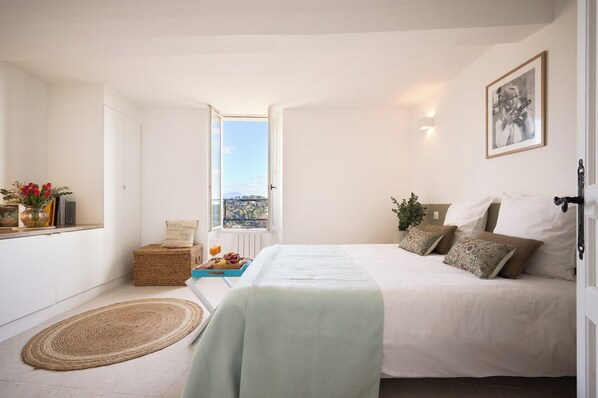 3 عدّة غرف نوم ومكواة/لوح كي وواي فاي وملاءات أسرّة