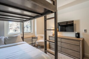 2 bedrooms, desk, iron/ironing board, travel crib