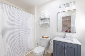 Een douche, een haardroger, handdoeken