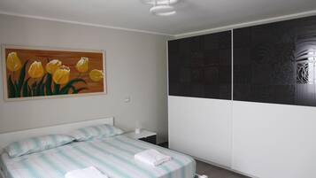 2 Schlafzimmer, Schreibtisch, Bügeleisen/Bügelbrett, Reisekinderbett