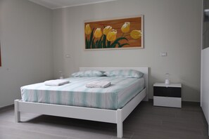 2 quartos, escrivaninha, ferros/tábuas de passar roupa, berço de viagem